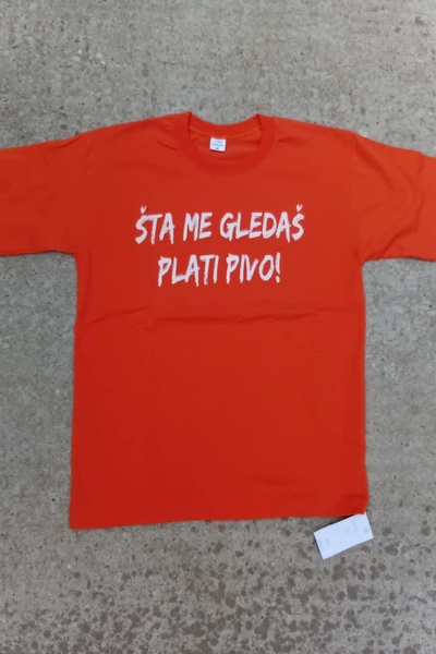 Muška majica sa štampanom šta me gledaš plati pivo